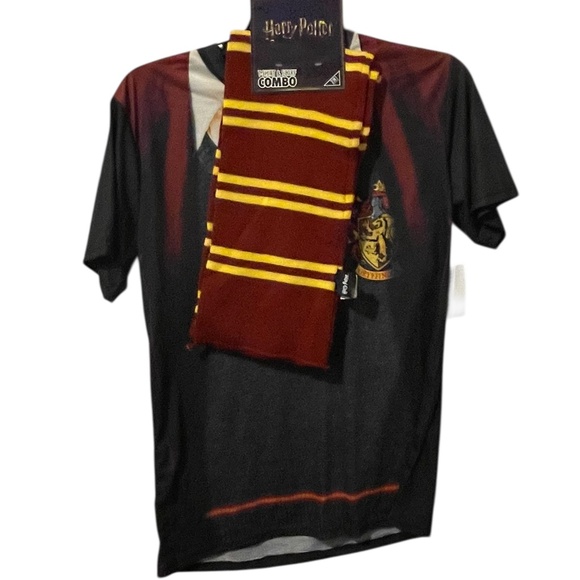 Harry Potter Gryffindor t-shirt and scarf combo set Size Medium NWT - Picture 3 of 9